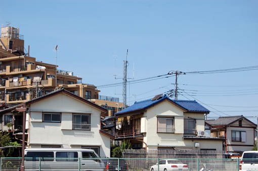 架設の様子〜タワーに設置