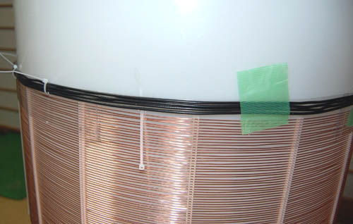 給電コイルの取付作業